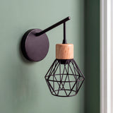 Presentación aislada para catálogo digital de luminaria de pared con combinación de madera y metal negro.