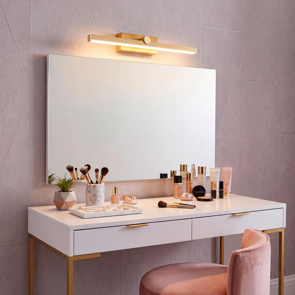 Lámpara Natalia Old Brass utilizada como iluminacuadros sobre lienzo en salón de lujo.
