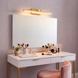 Lámpara Natalia Old Brass utilizada como iluminacuadros sobre lienzo en salón de lujo.