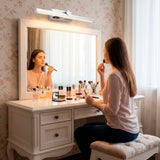 Iluminación de alta calidad para zona de maquillaje sobre escritorio clásico de madera.