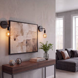 Aplique negro con foco vintage en la sala junto al mueble de TV