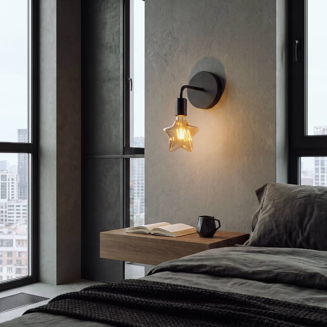 Aplique negro iluminando el dormitorio como luz de velador
