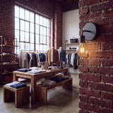 Aplique negro con foco Edison en ambiente loft de ladrillo