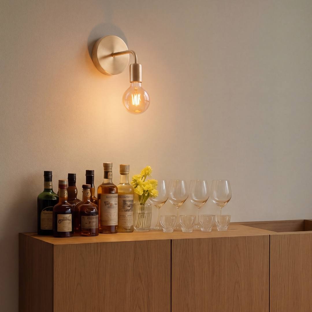 Aplique dorado con foco vintage en ambiente de trabajo