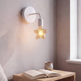 Aplique blanco con foco vintage iluminando el rincón de lectura