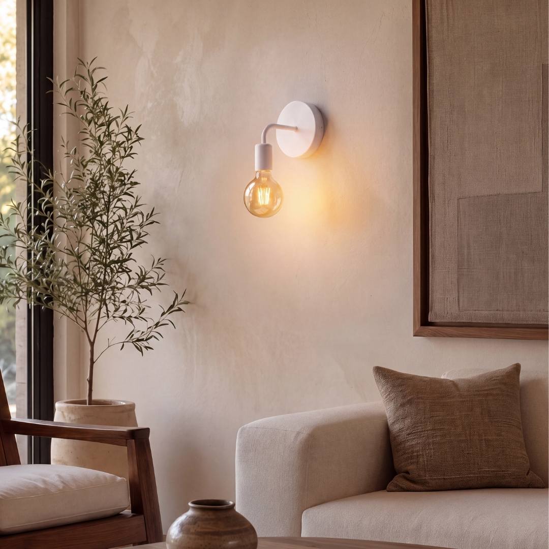 Aplique de pared encendido con luz cálida junto al sofá