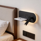Aplique negro con luz de lectura orientable y estante de carga inalámbrica en cabecero.