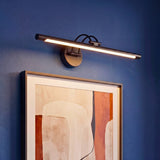 Iluminación de acento técnica para obras de arte mediante aplique lineal LED en acabado negro mate texturizado.