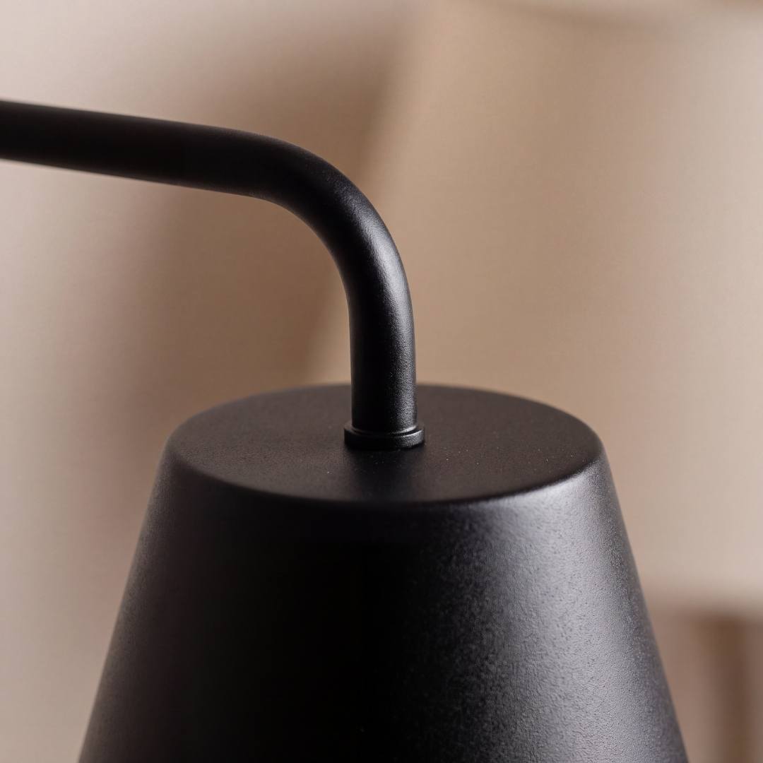 Detalle de la curva del brazo y pantalla cónica de aluminio negro mate