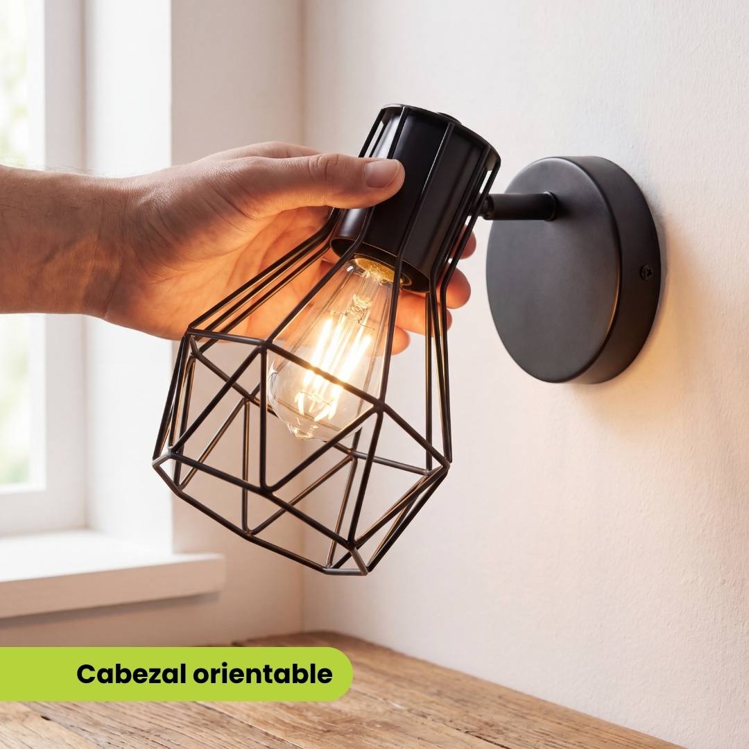 Mano orientando el cabezal de la lámpara de pared jaula PRISMA