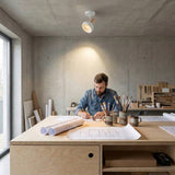 Spot orientable iluminando mesa de trabajo con persona