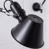 Detalle del cabezal campana negro mate con socket E27 del aplique Teo