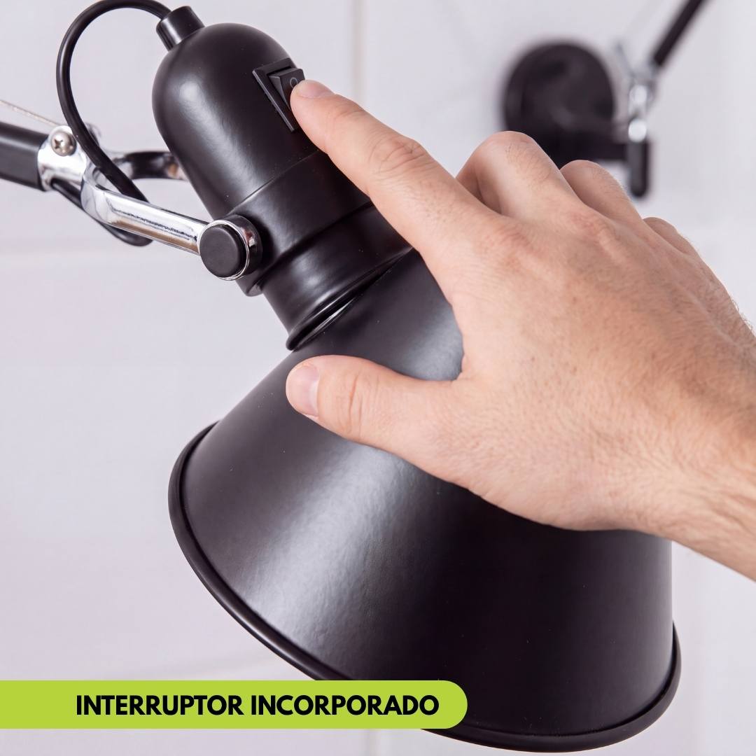 Dedo accionando el interruptor incorporado en el cabezal del aplique