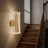 Iluminacion con aplique de pared LED en zona de escaleras de madera.