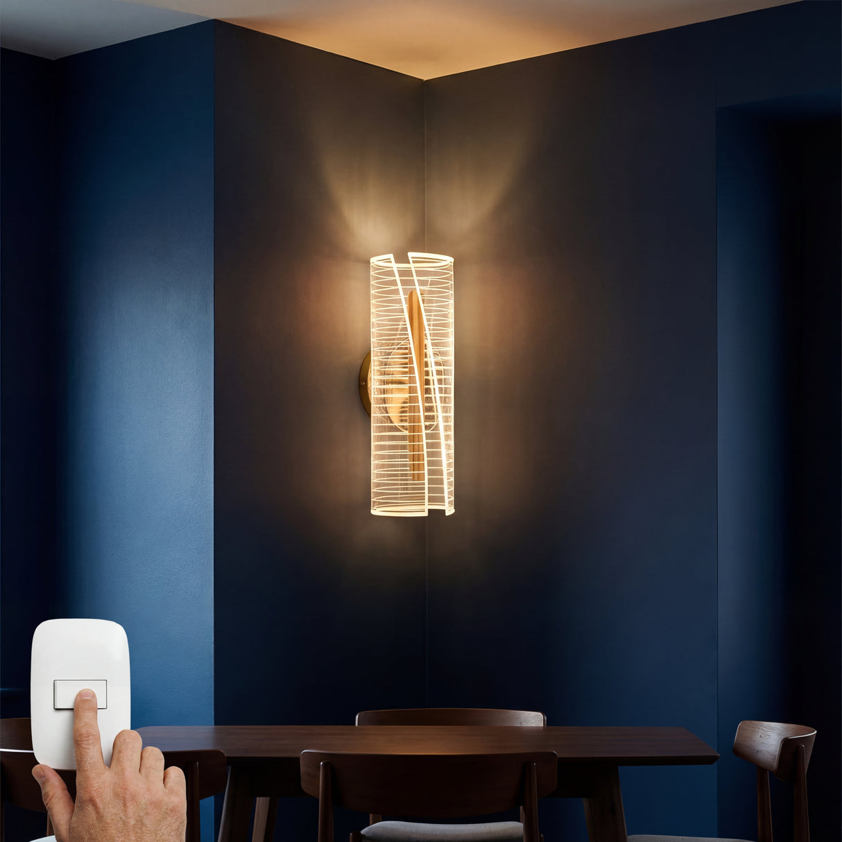 Aplique de pared con luz calida instalado en esquina de comedor elegante.