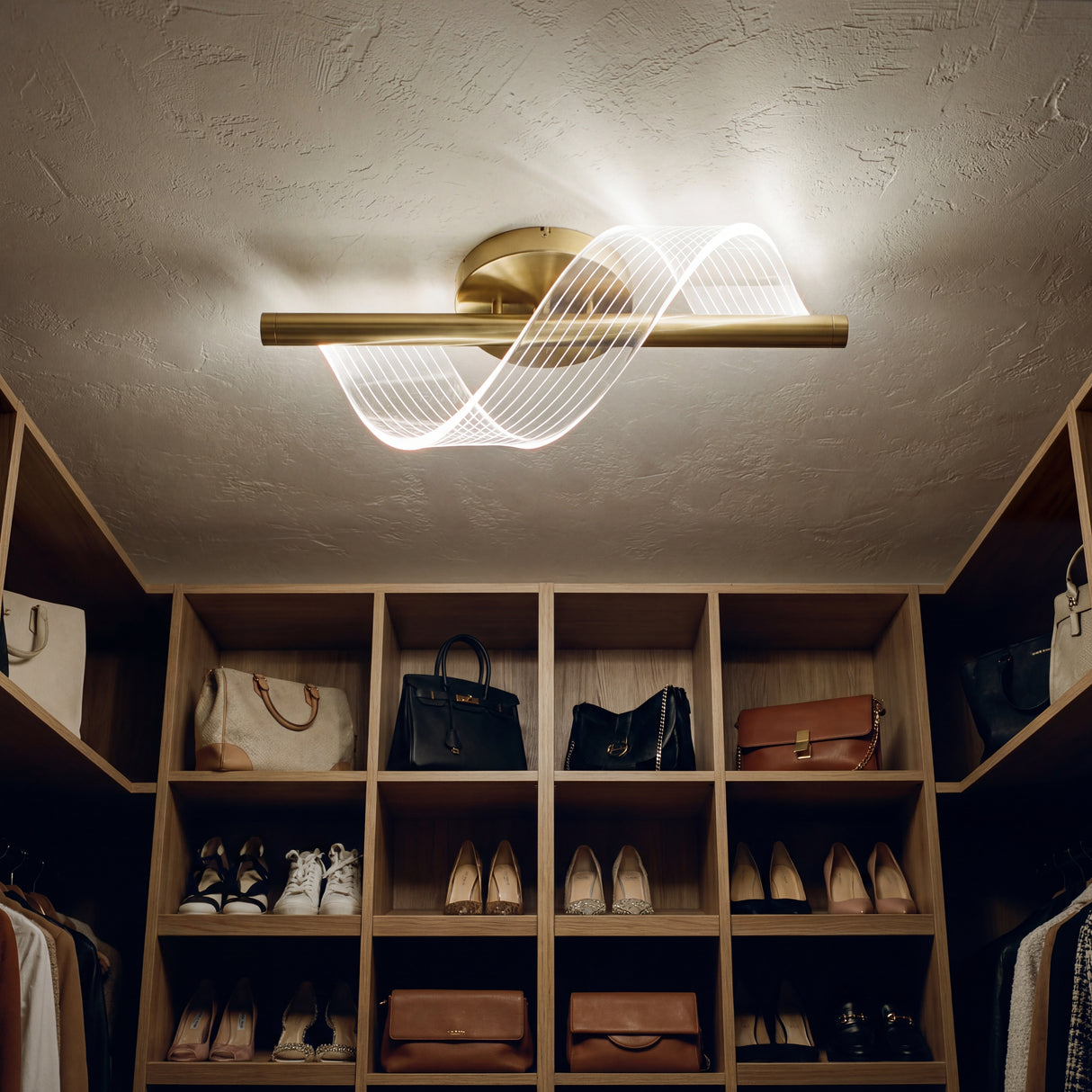 Luminaria Helix Line Gold instalada de forma horizontal como aplique de techo en un closet.
