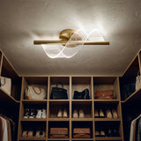 Luminaria Helix Line Gold instalada de forma horizontal como aplique de techo en un closet.