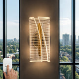 Aplique LED de diseño minimalista junto a ventanal de oficina moderna.