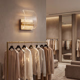Lámpara de pared Wave Gold en un vestidor de lujo o tienda boutique.