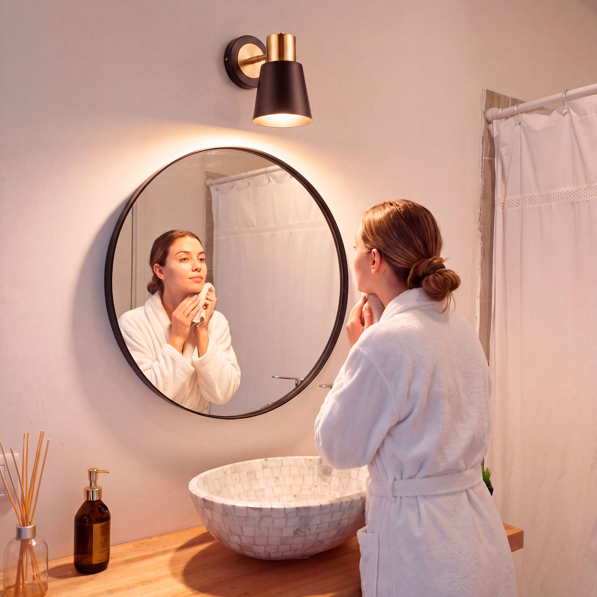 Iluminación de soporte sobre espejo de baño que garantiza una adecuada visibilidad y confort visual.
