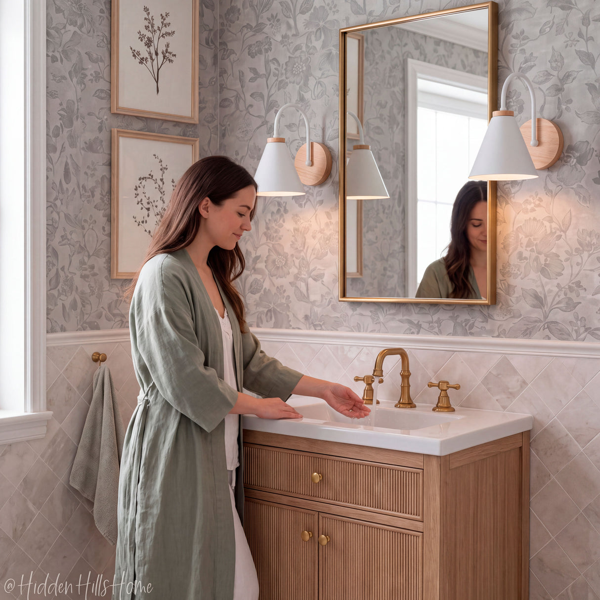 Iluminación de soporte sobre espejo de baño que garantiza una adecuada visibilidad y confort visual.