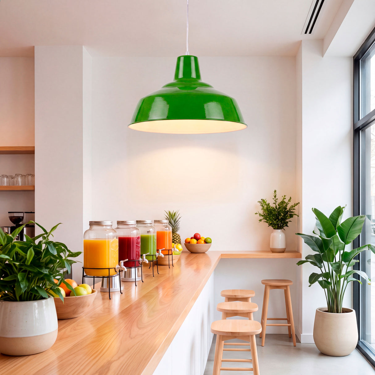 Lámpara colgante de diseño minimalista iluminando una barra de madera con taburetes para confort óptico.
