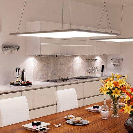 Estructura lineal suspendida sobre mesa de comedor de diseño minimalista y alta eficiencia lumínica.