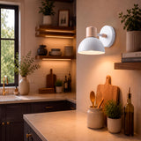 Distribución de luz puntual directa de aplique orientable sobre zona de trabajo en cocina.