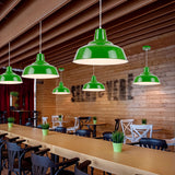 Hilera de luminarias suspendidas sobre mesa de restaurante aportando confort visual y una atmósfera única.