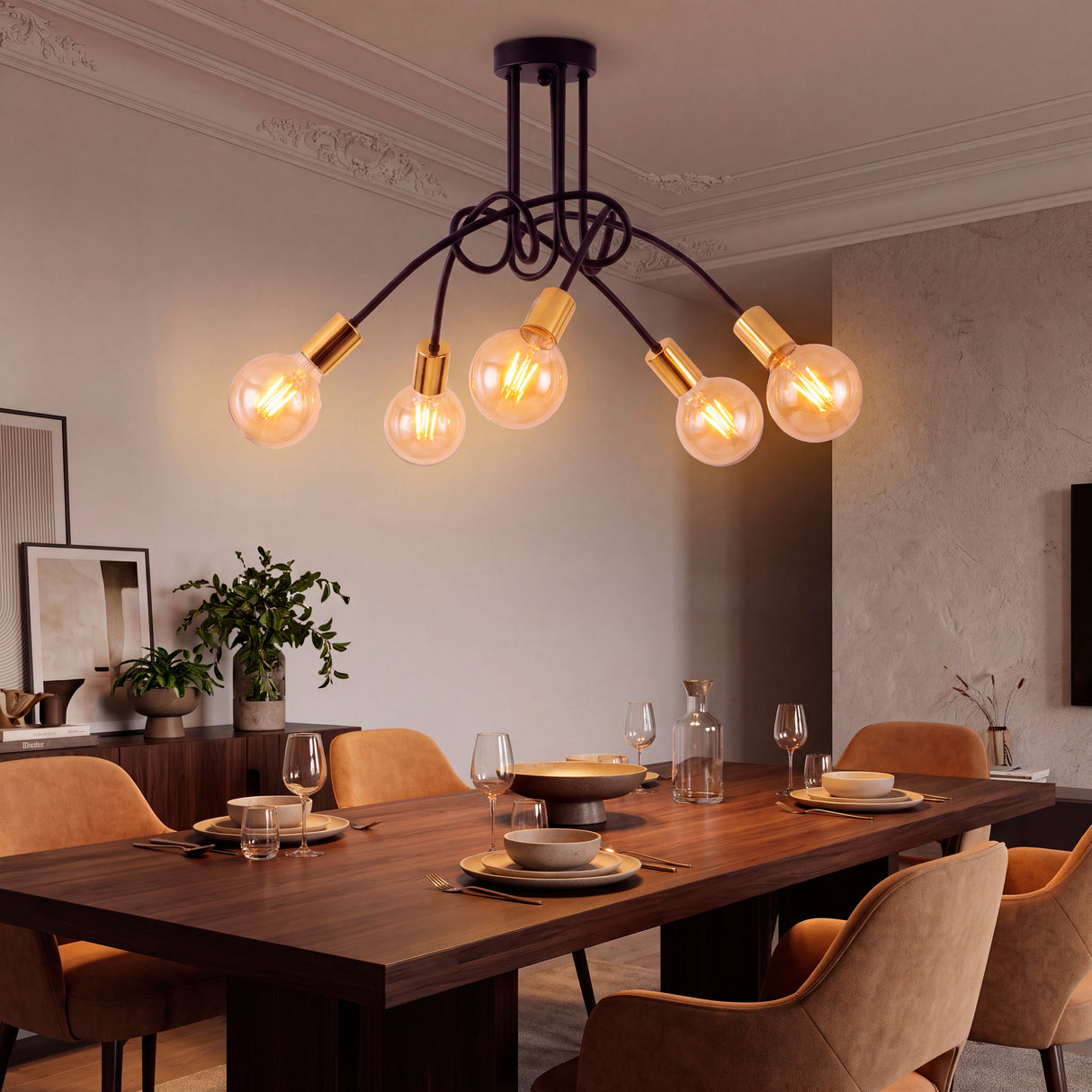 Plafón de brazos distribuidos proyectando una luz cálida sobre mesa de comedor en ambiente de concepto abierto.