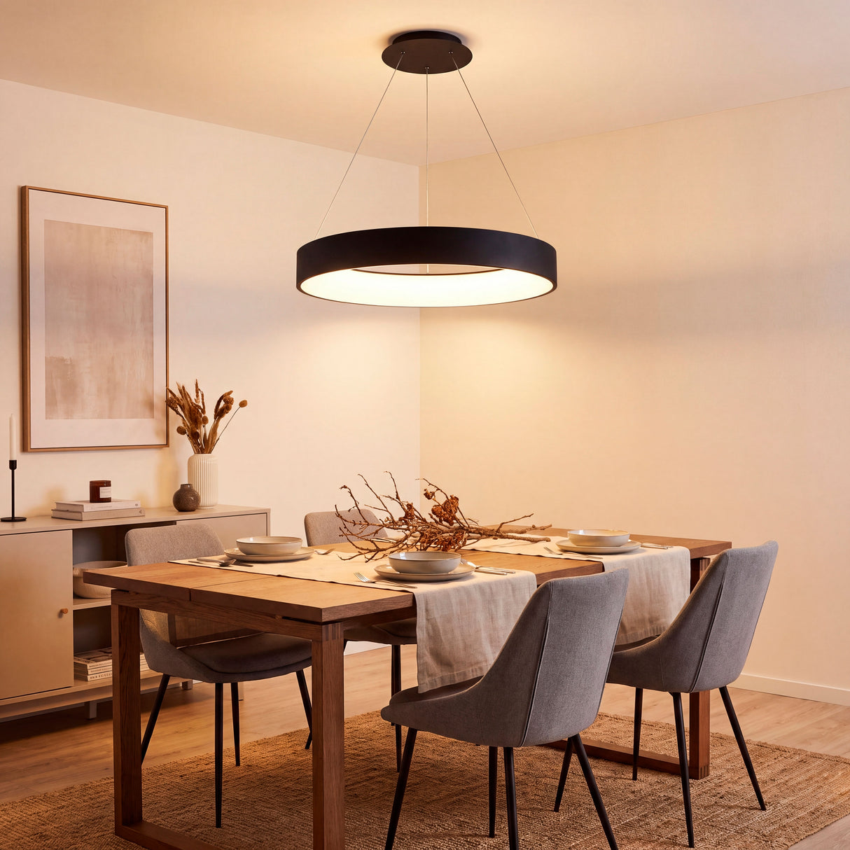 Distribución simétrica de luz perimetral sobre mesa familiar en entorno residencial de tonos neutros.