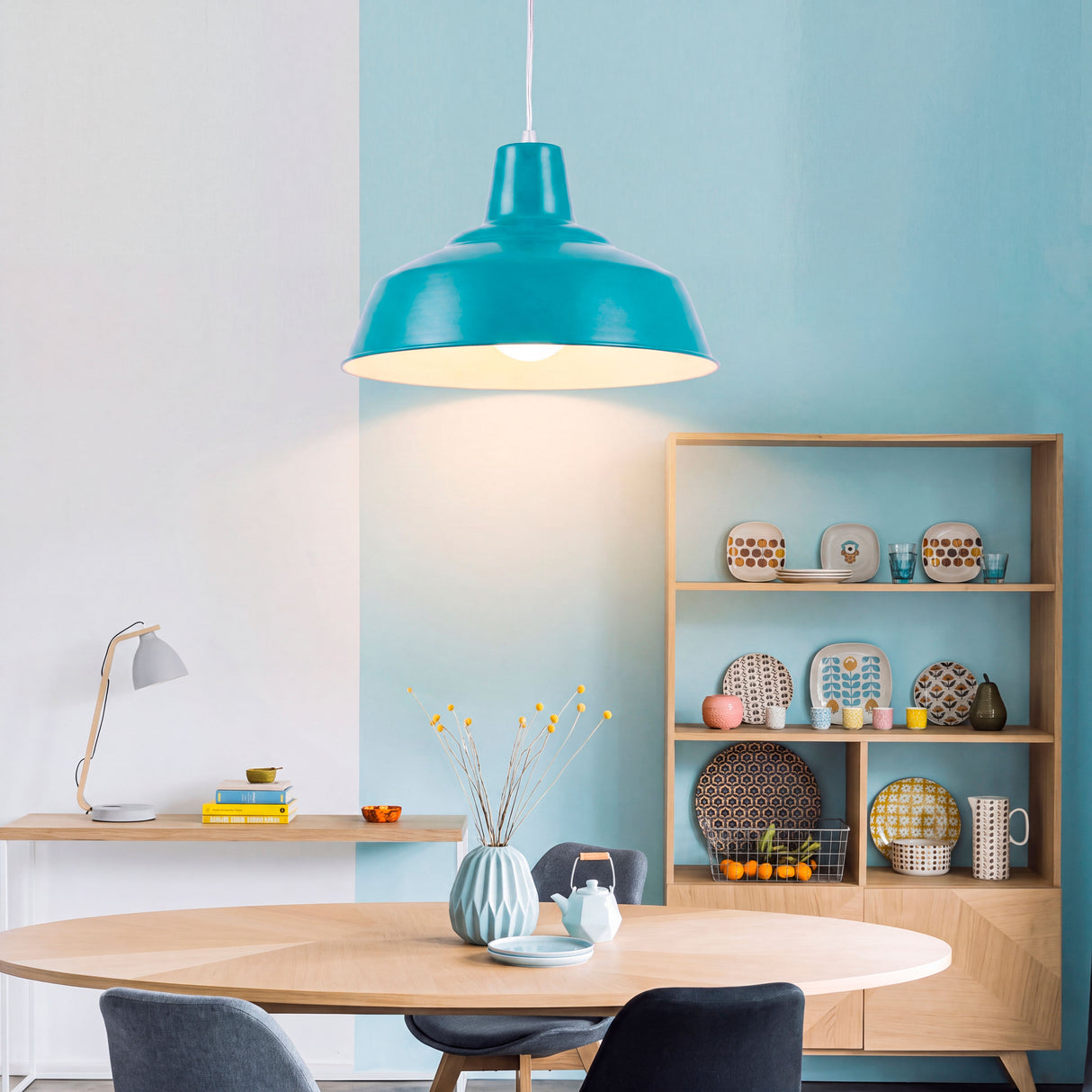 Difusión de luz cálida sobre mesa de comedor de madera, creando un ambiente de confort visual.
