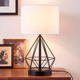 Luz de acento sutil sobre mueble recibidor que destaca texturas en muros y elementos artísticos.