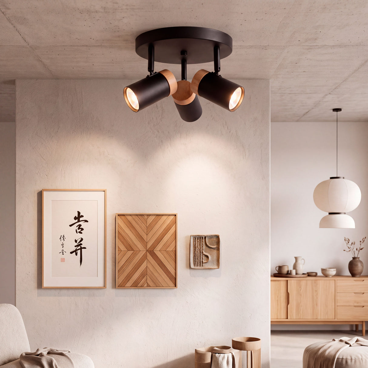Salón minimalista con cuadros iluminados por luz cenital de alta eficiencia.