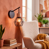 Punto de luz focalizado de estilo industrial integrado sobre pared terracota en salón moderno.