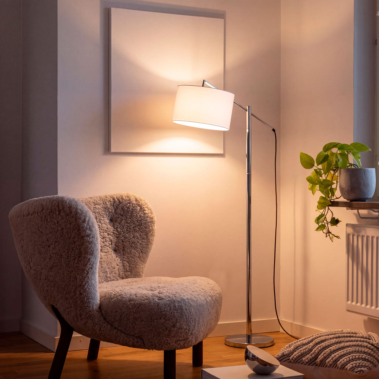 Luminaria de piso aportando luz cálida de soporte junto a una butaca moderna en esquina residencial premium.