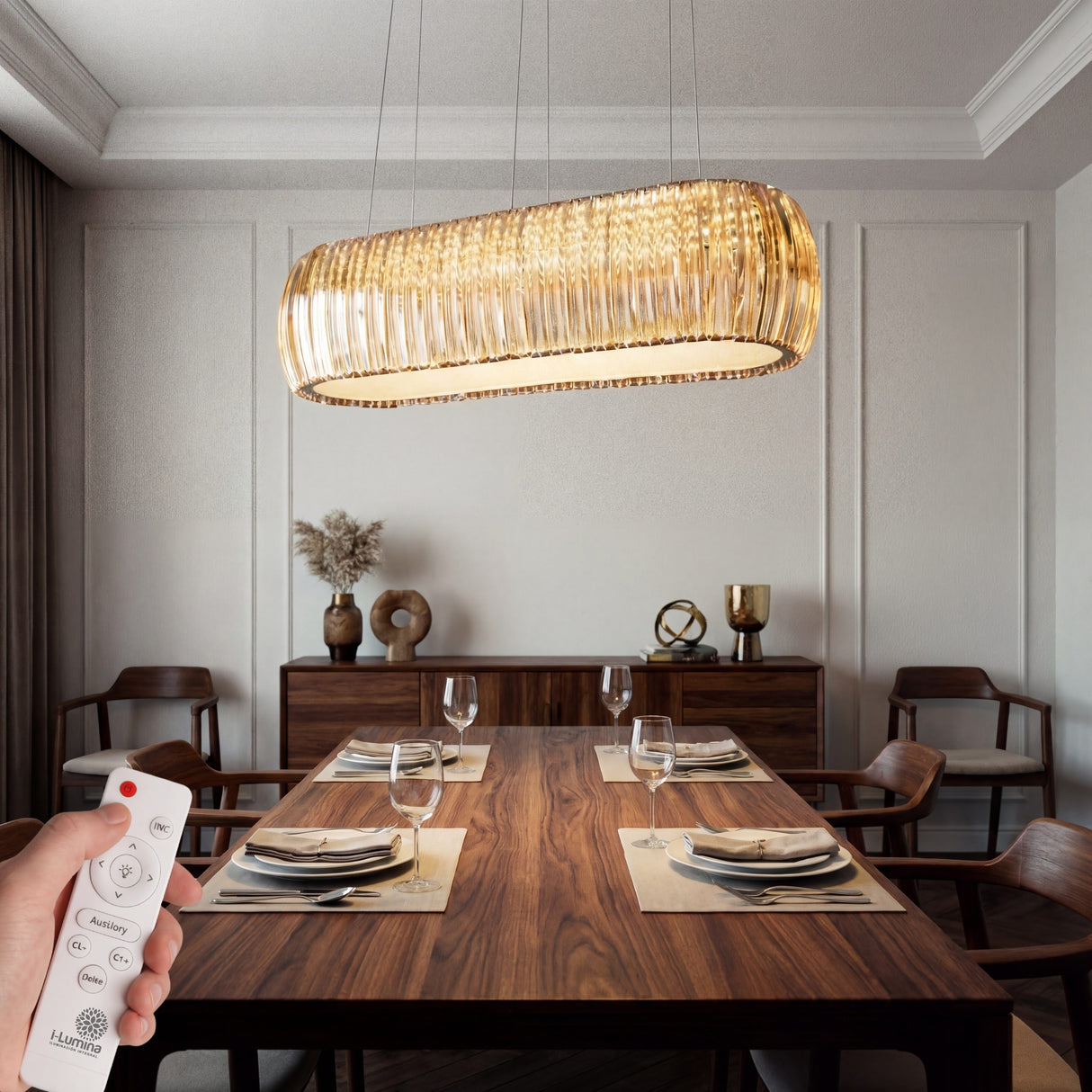 Aplicación de luz LED lineal en comedor moderno con techos altos y molduras clásicas.