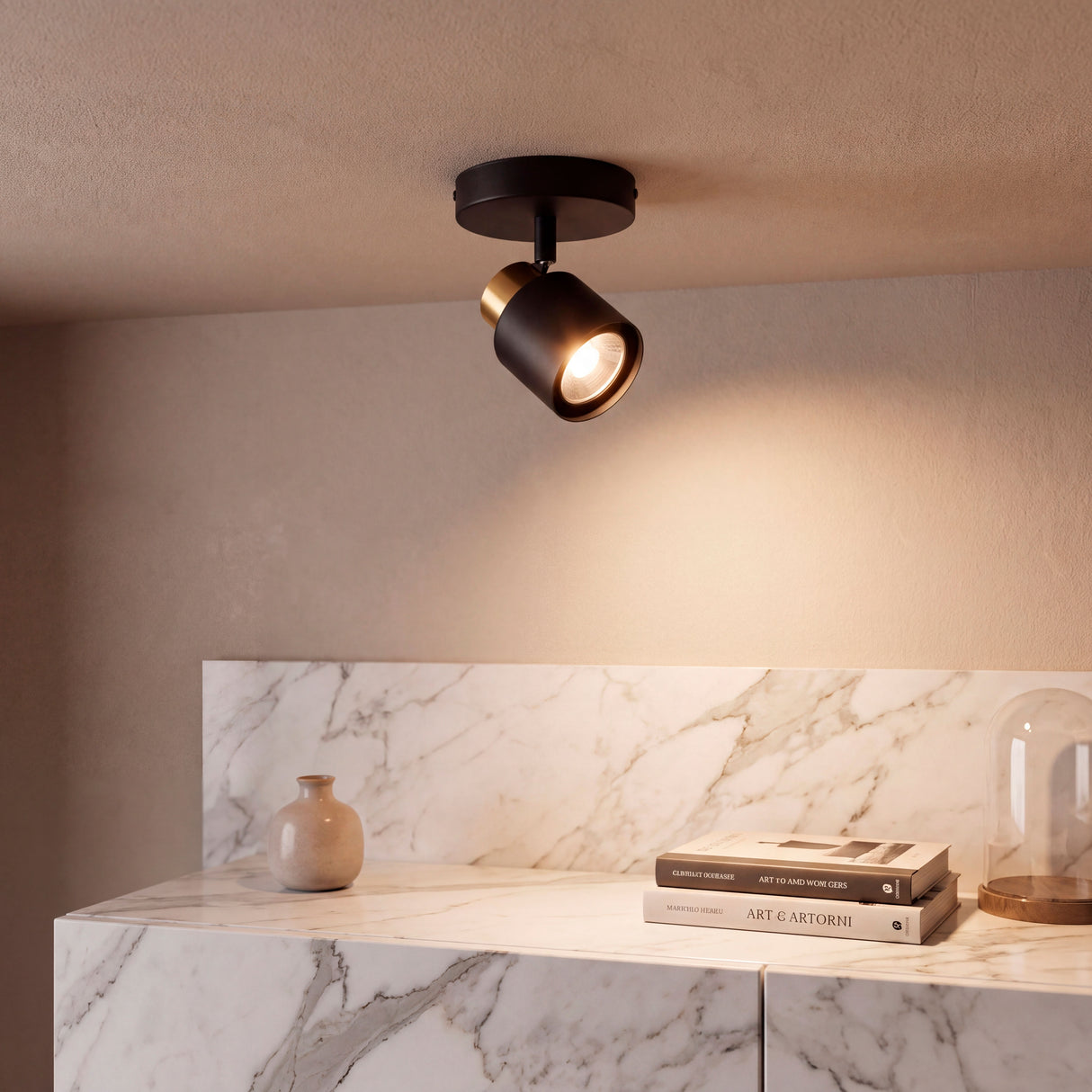 Luz cenital resaltando la textura y acabado del mármol en encimera de cocina contemporánea.