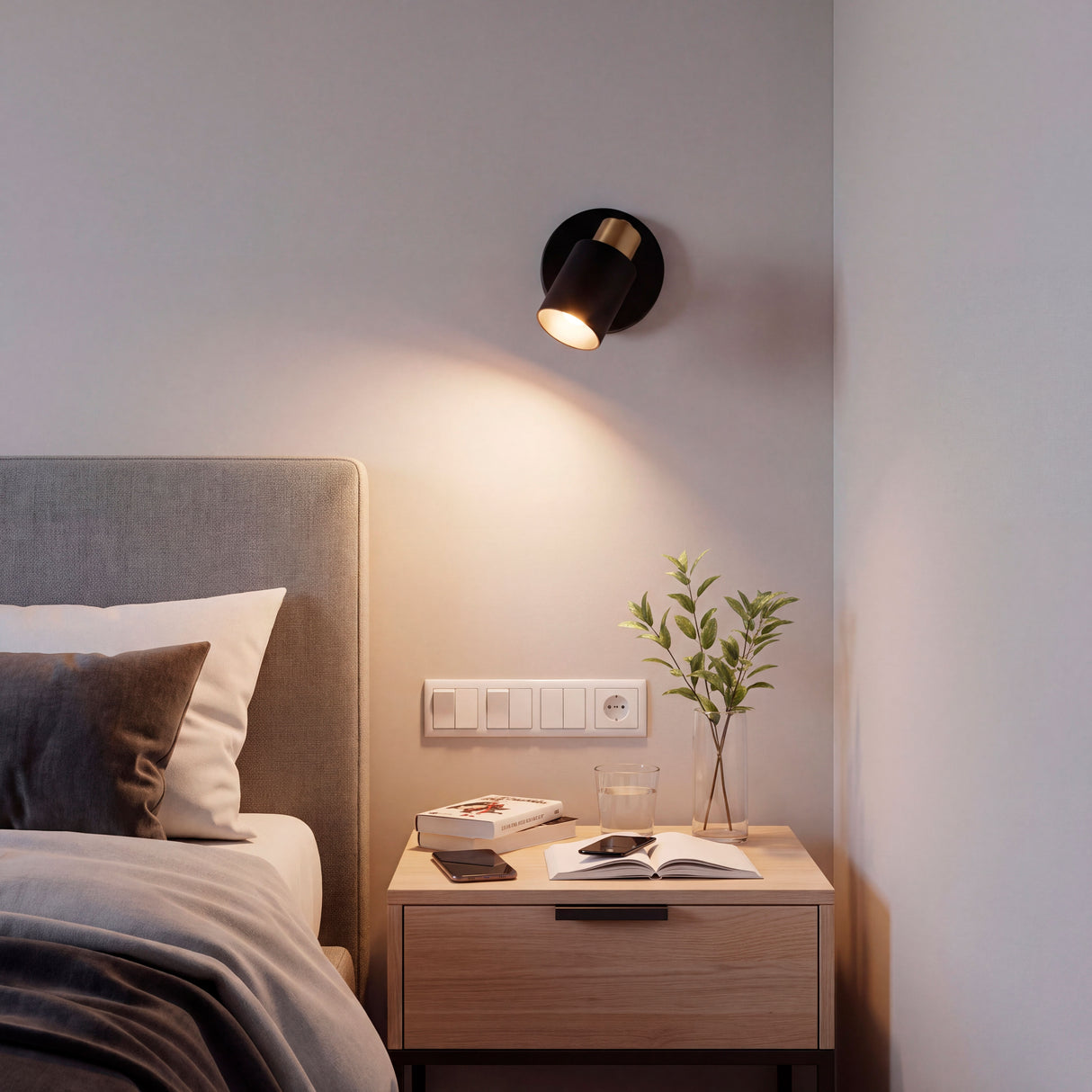 Punto de luz focalizado hacia el cabezal de la cama aportando una luz suave ideal para espacios nocturnos.