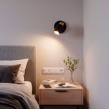 Punto de luz focalizado hacia el cabezal de la cama aportando una luz suave ideal para espacios nocturnos.