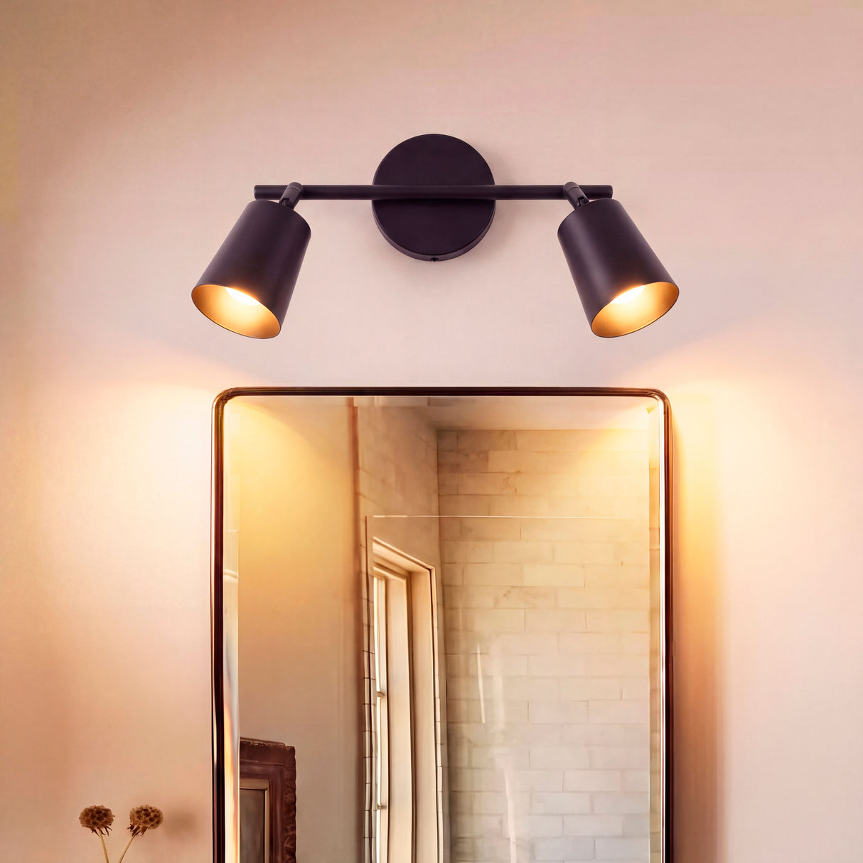 Baño de luz cálida sutil orientada a mueble multimedia para crear una atmósfera relajante.