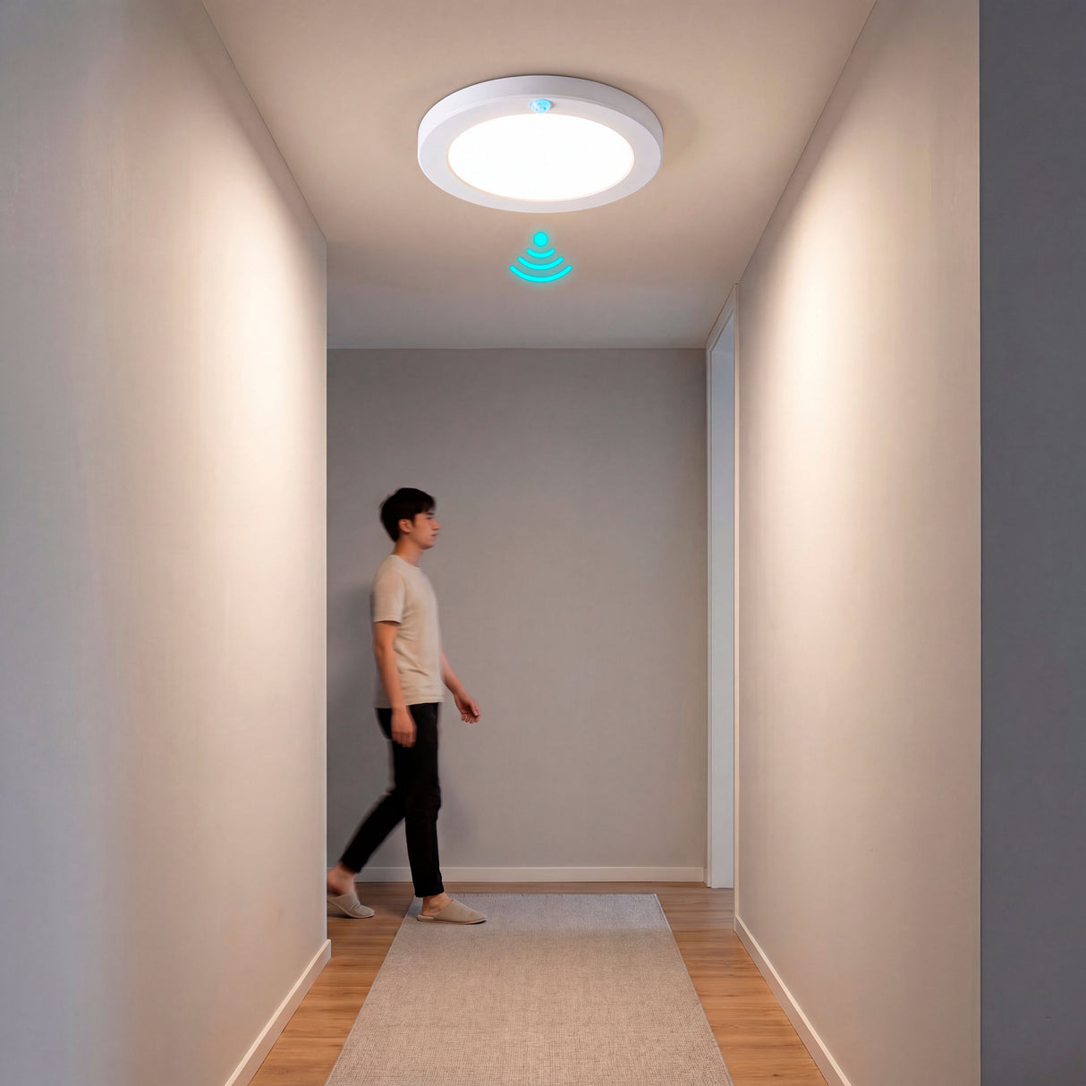 Punto de luz de techo encendiéndose al paso de una persona para mejorar la seguridad y confort óptico.