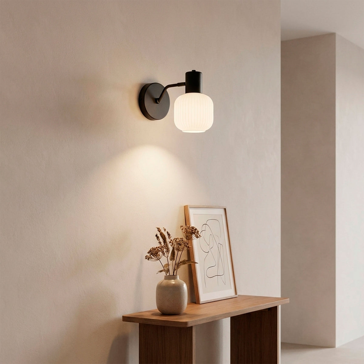 Proyección de luz sobre superficie vertical que complementa muebles y decoración de entrada.