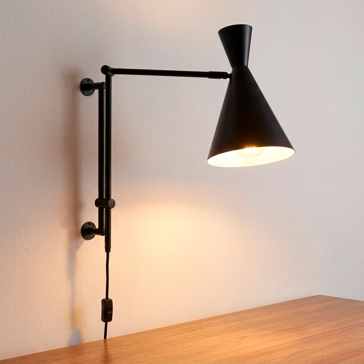 Baño de luz puntual directo sobre pared que resalta la belleza de los acabados de madera.