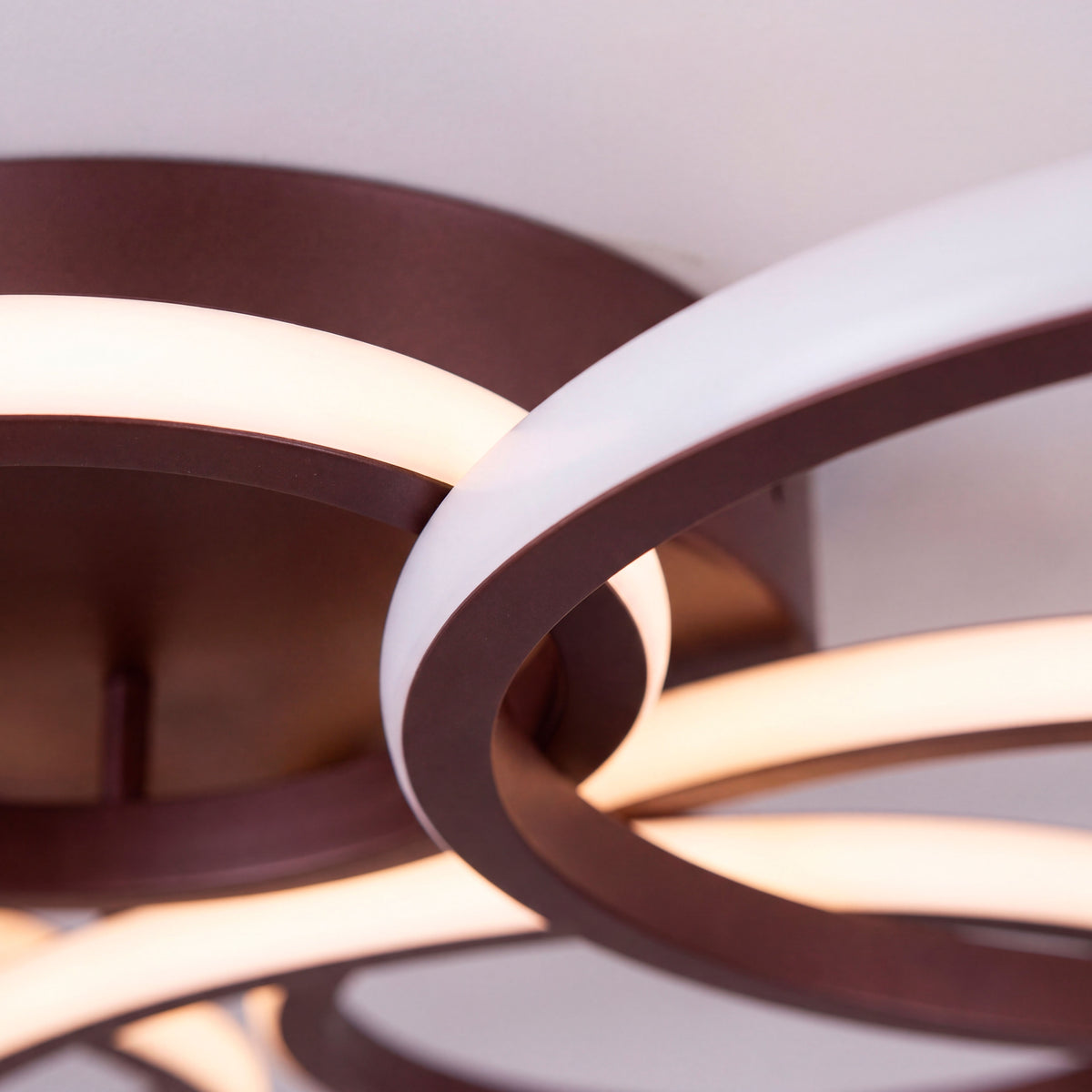 Dispersión luminosa equilibrada con difusores curvos en arquitectura de diseño minimalista.