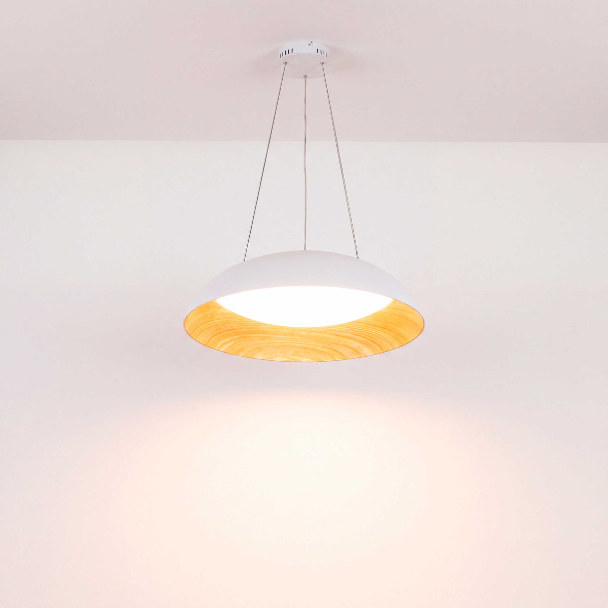 Bañador cenital de diseño minimalista con proyección simétrica de luz cálida difusa libre de sombras duras.