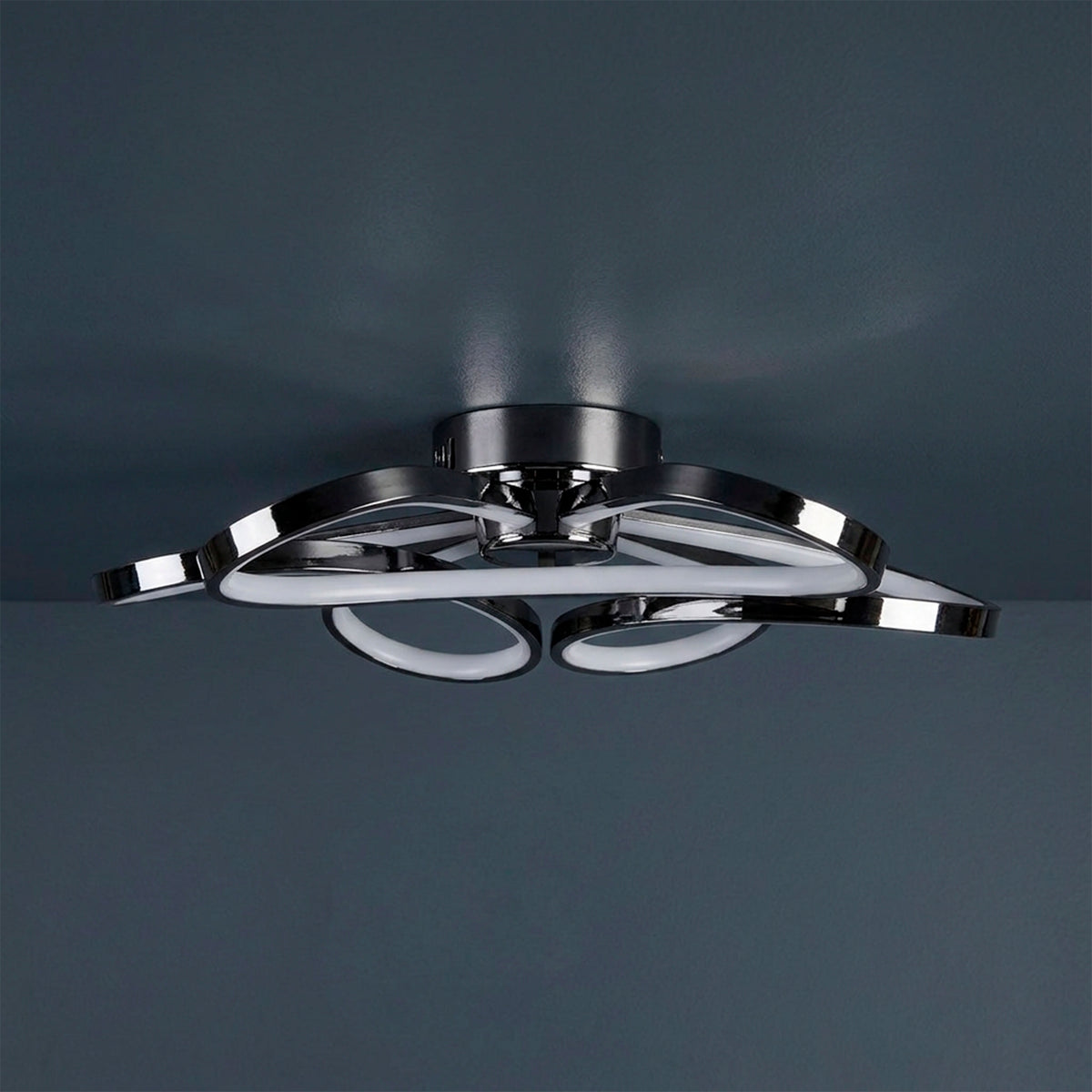 Dispersión luminosa equilibrada con difusores curvos en arquitectura e interiorismo de alta gama.