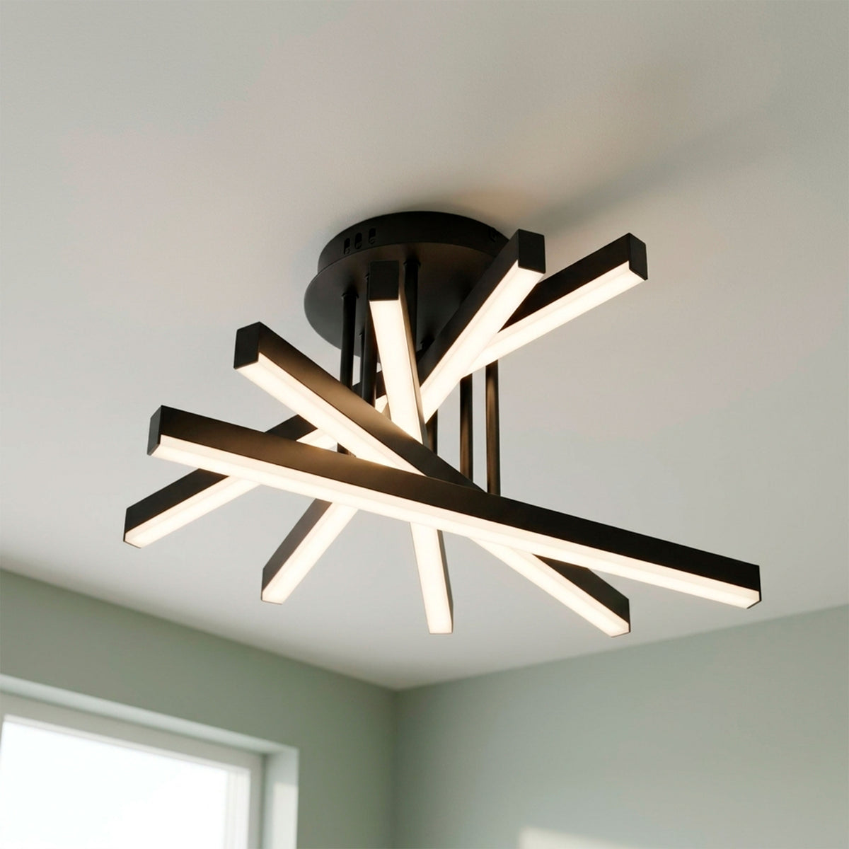 Dispersión luminosa equilibrada con difusores rectilíneos en arquitectura de diseño minimalista.
