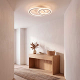 Dispersión luminosa equilibrada con difusores curvos en arquitectura de diseño minimalista.