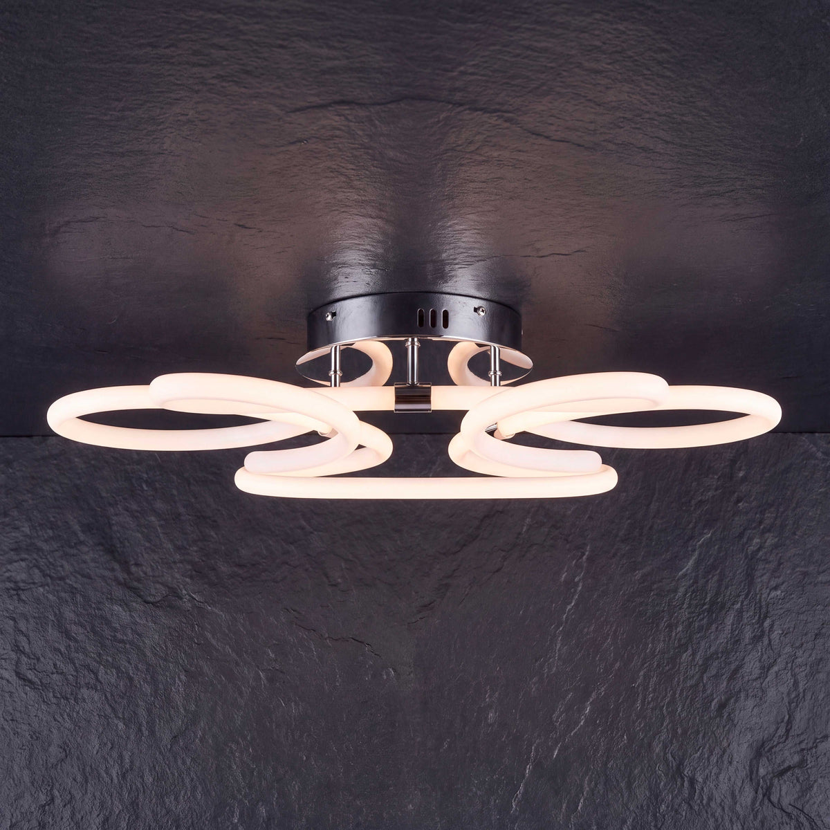 Dispersión luminosa equilibrada con difusores curvos en arquitectura de diseño minimalista.